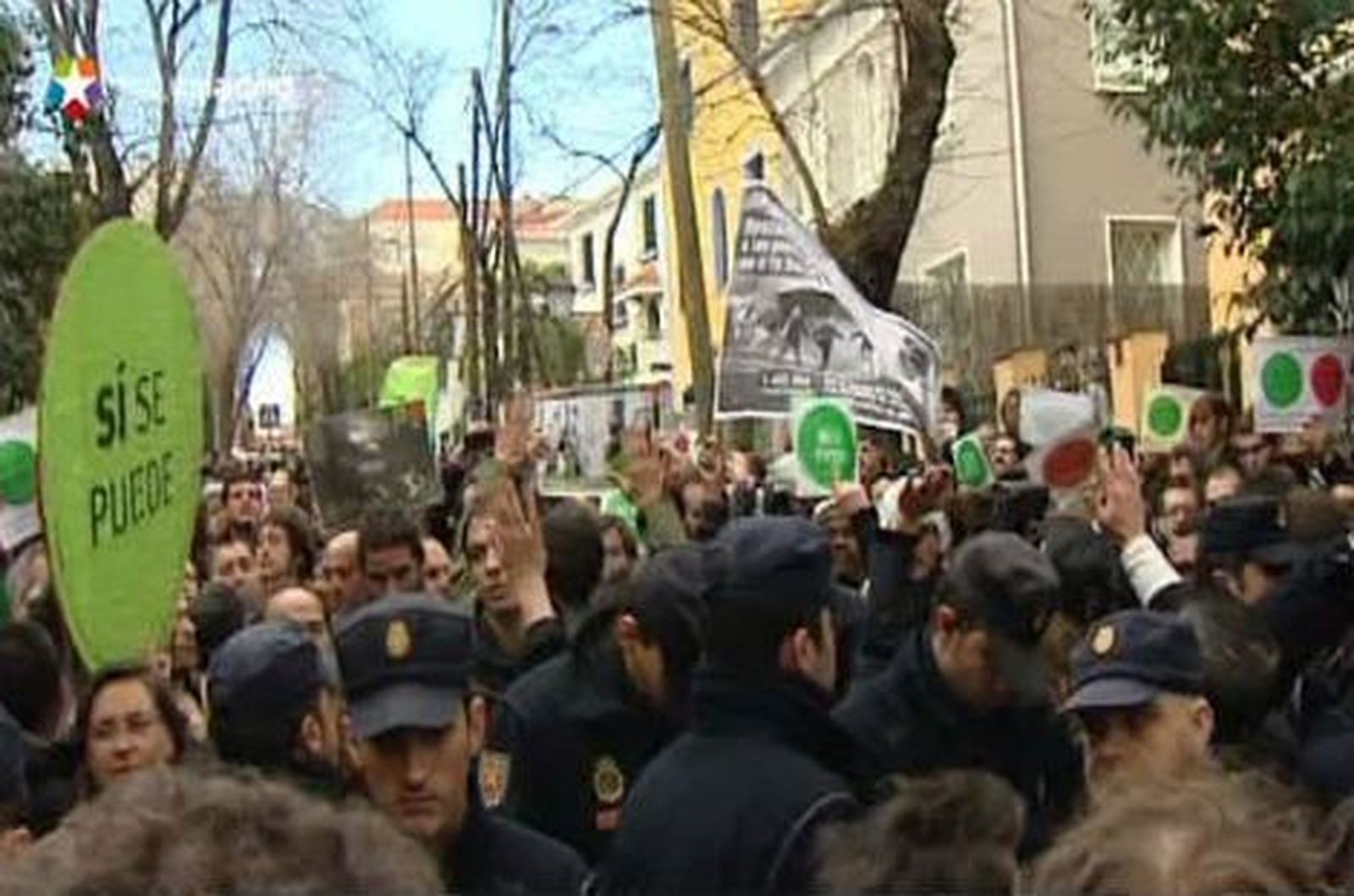 El acoso al PP llega hasta las puertas de la casa de la vicepresidenta