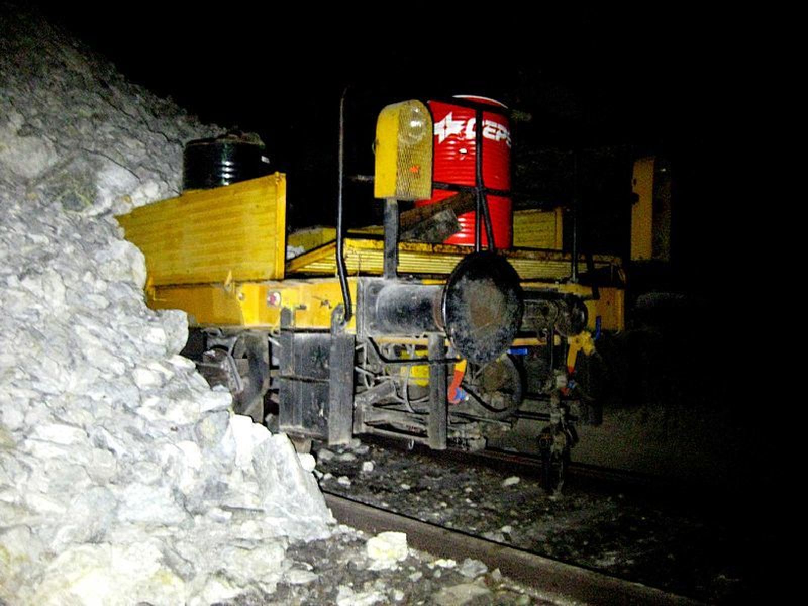 Máquina bateadora atrapada en el túnel de Somosierra