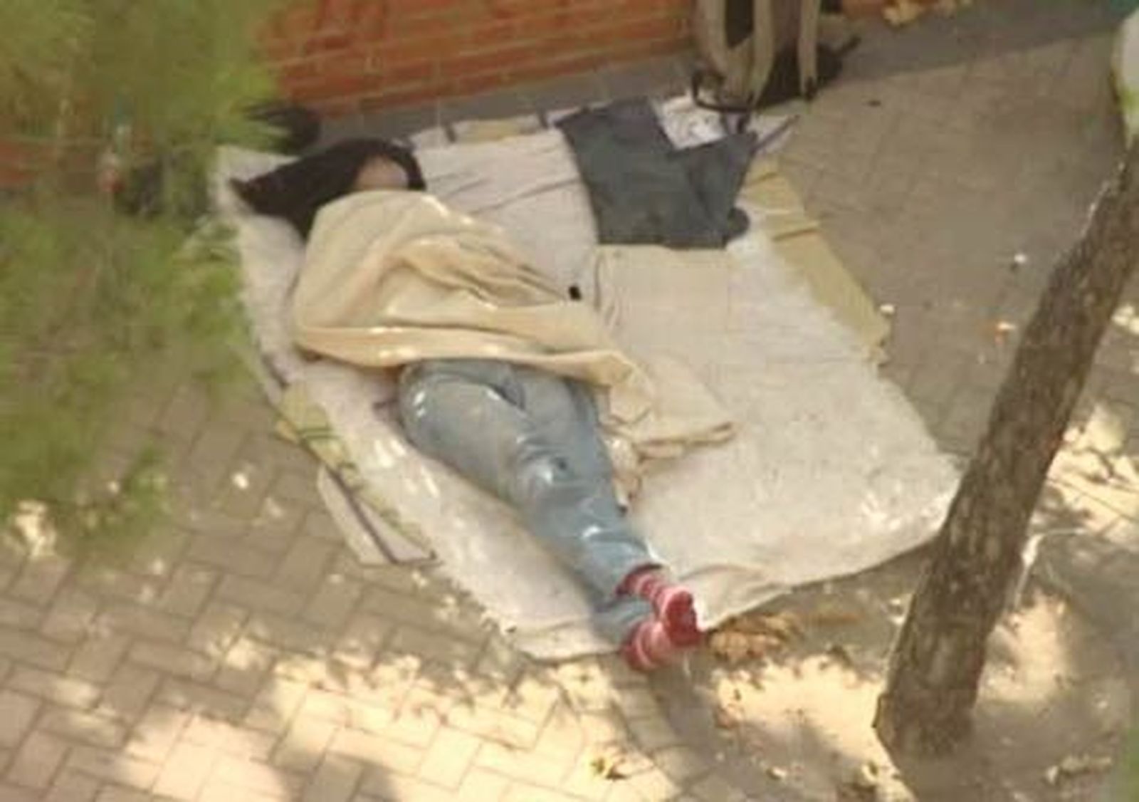 Drogadictos y mendigos complican las vidas de los vecinos de la plaza Luca de Tena