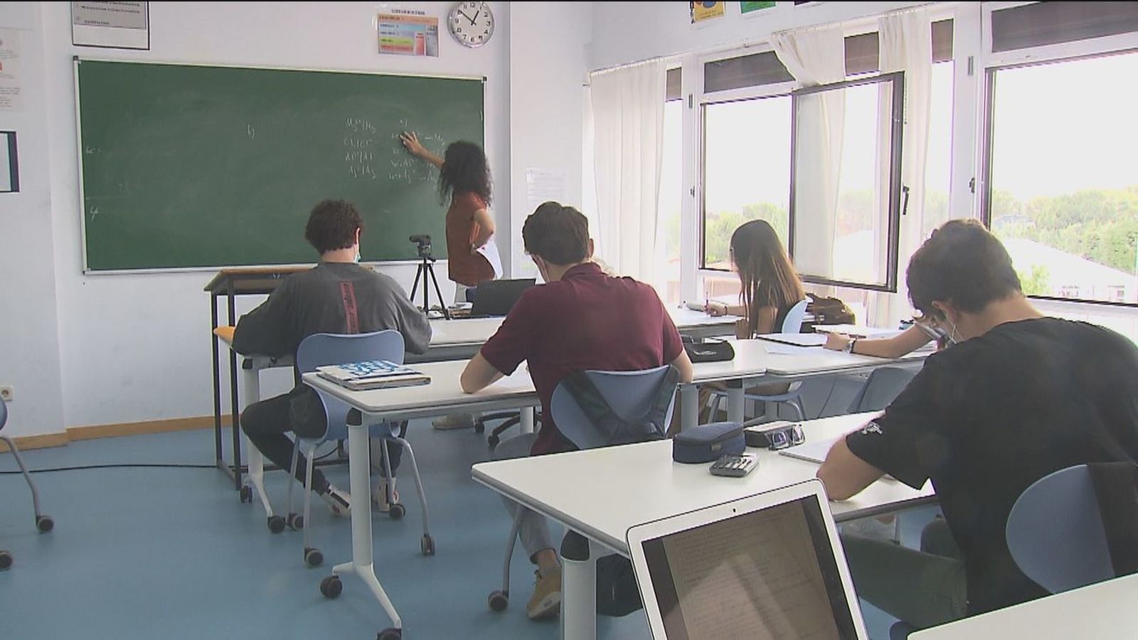 Estudiantes siguen una clase