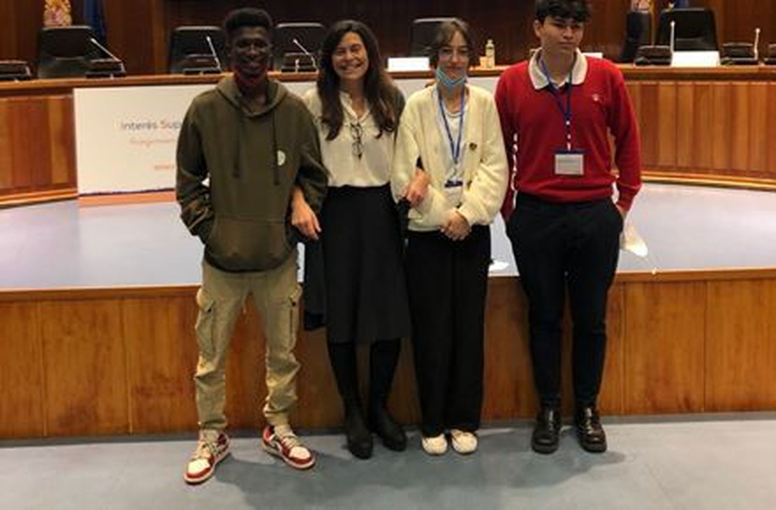 María Arauz, segunda por la izquierda, junto a Mamadou. Ana y José María