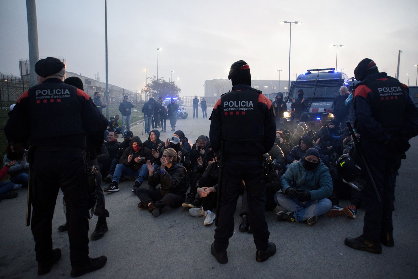 Centenares de funcionarios de prisiones vuelven a bloquear los accesos a las cárceles catalanas