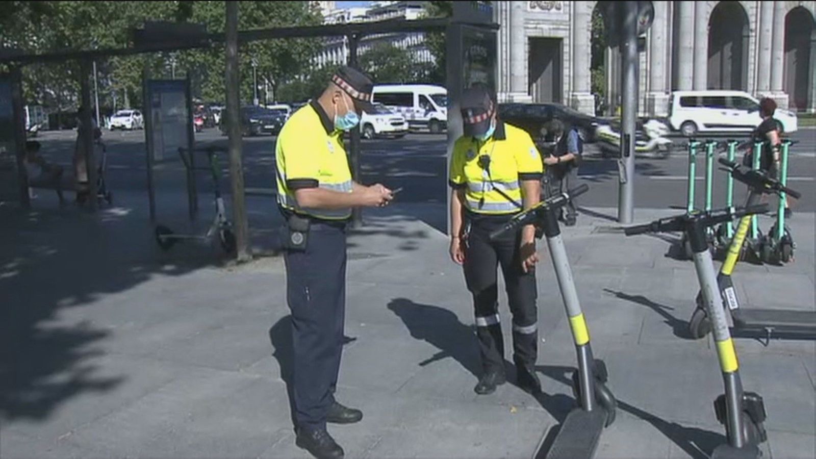 Madrid refuerza la vigilancia de patinetes, bicicletas y motos mal aparcados en 13 ‘puntos negros’