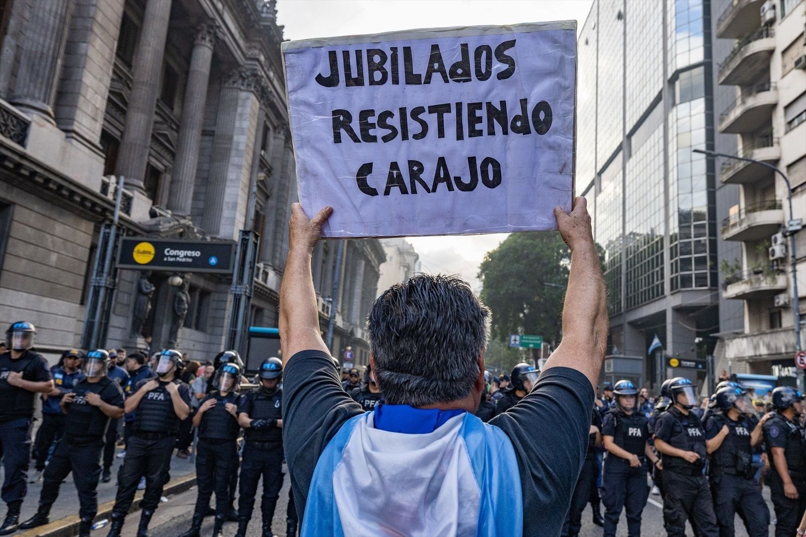 Más de 100 detenidos y 20 heridos en una protesta de jubilados argentinos contra Milei
