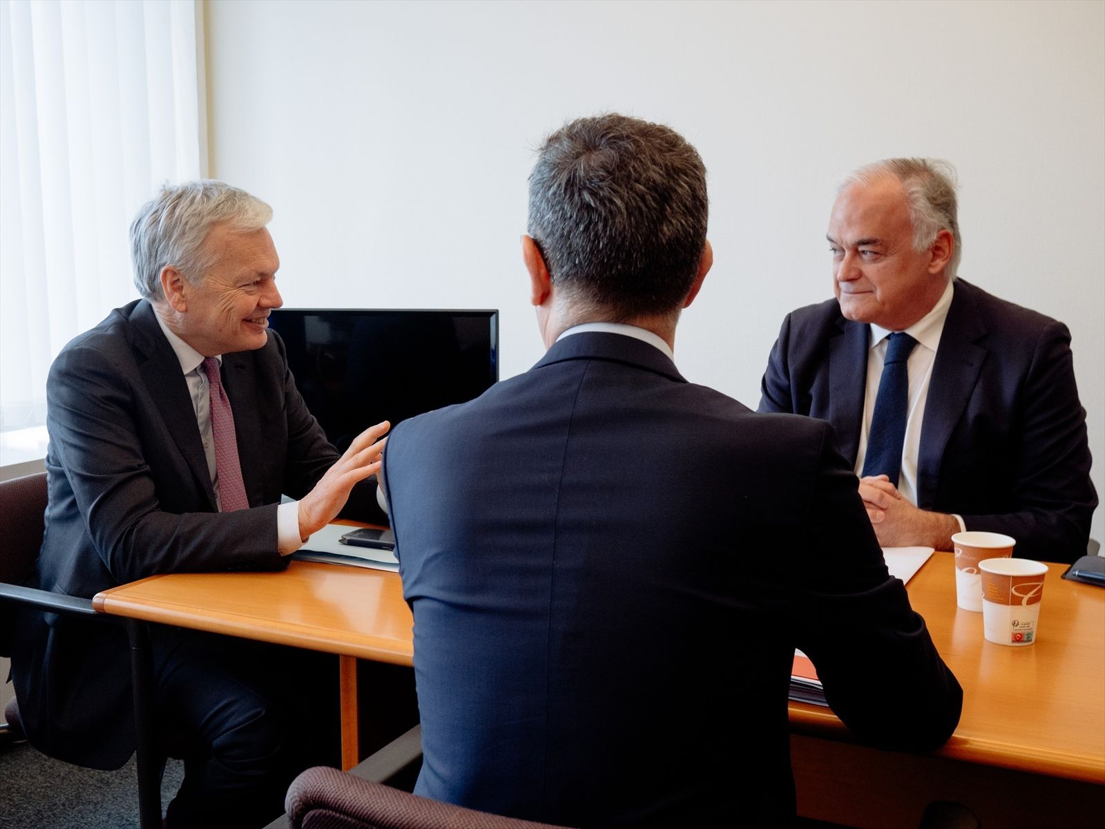 (I-D) El vicesecretario de Institucional del PP, Esteban González Pons; el ministro de Presidencia, Justicia y Relaciones con las Cortes del Gobierno de España, Félix Bolaños y el comisario europeo de Justicia Didier Reynders, durante una reunión en el Parlamento Europeo