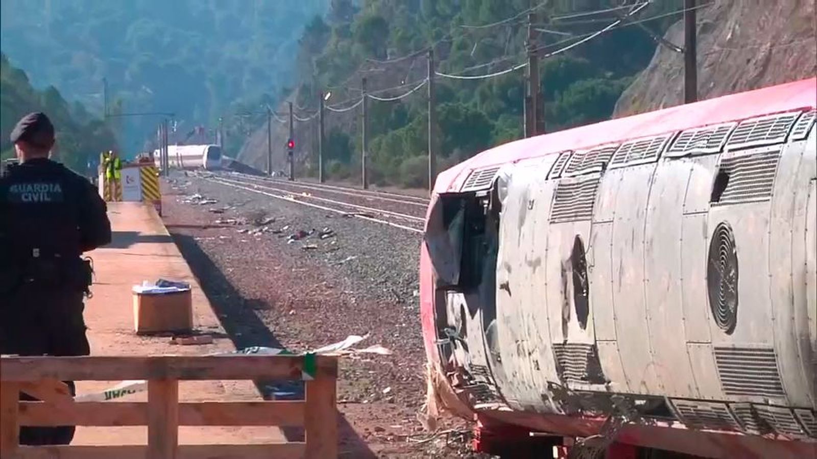 Sigue la búsqueda de víctimas mortales en el accidente de Adamuz: 42 muertos, balance provisional