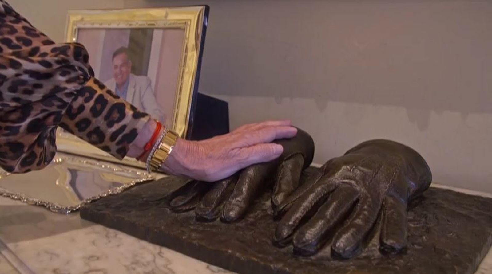 Y como joya de esta casa, poseen esta escultura relacionada con la Segunda Guerra Mundial: 'The capture of Adolf Eichmann'. Solo hay 20 como esta en todo el mundo.