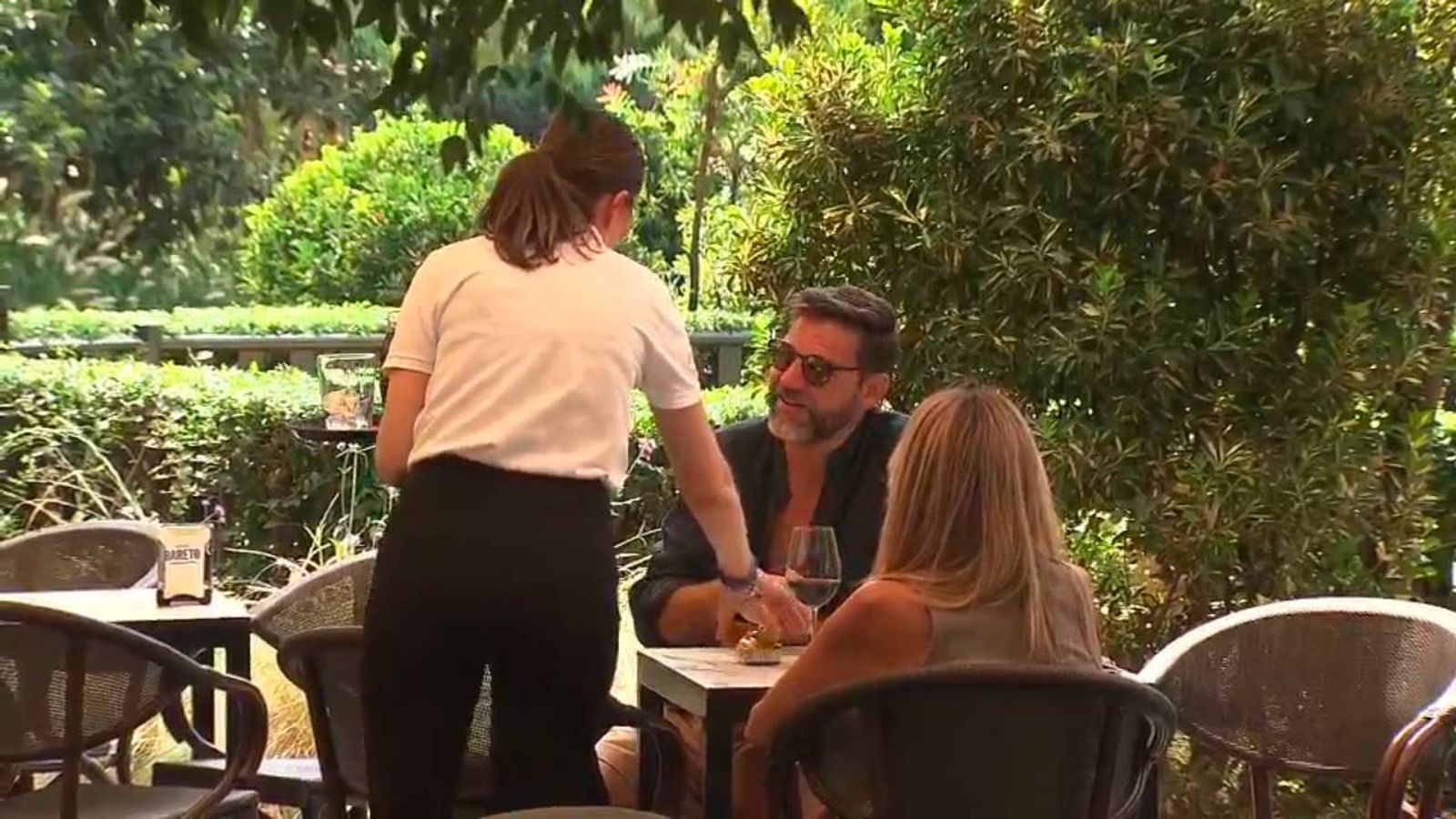 Clientes en la terraza de un bar