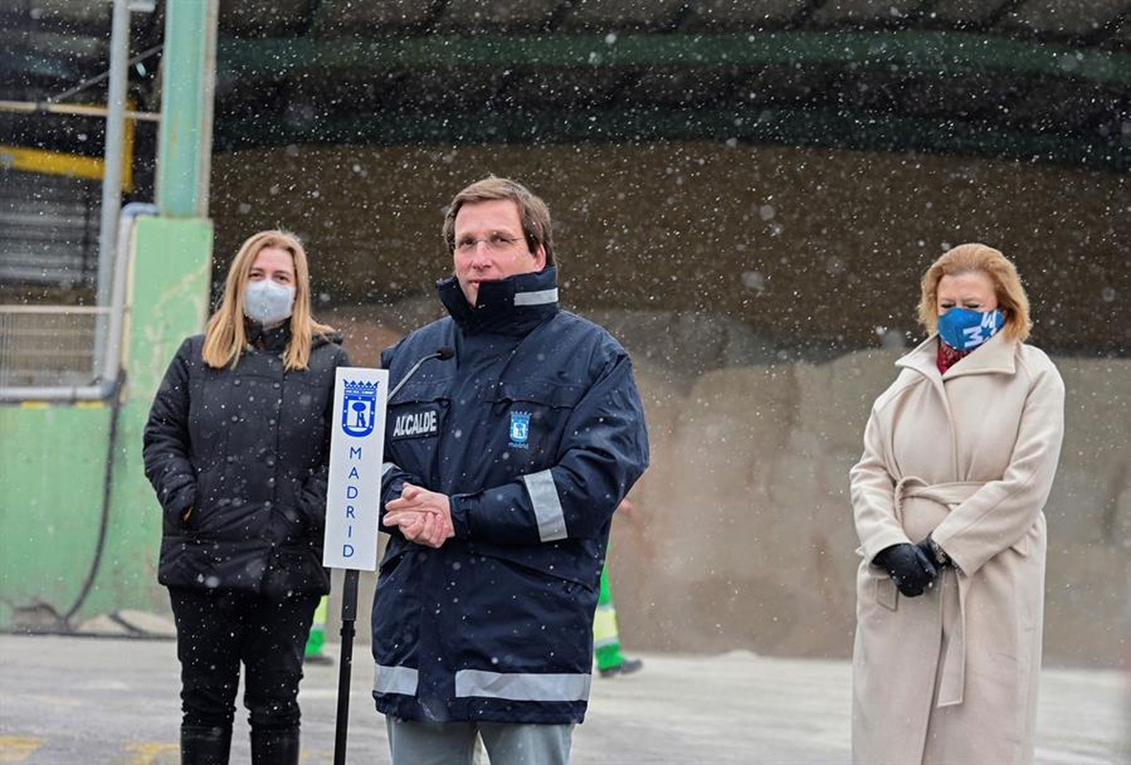 Almeida habla ante los medios entre copos de nieve
