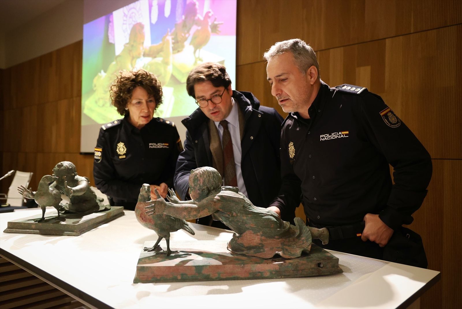 La Policía Nacional recupera y deposita en el Museo Arqueológico Nacional dos grupos escultóricos de bronce de la época romana