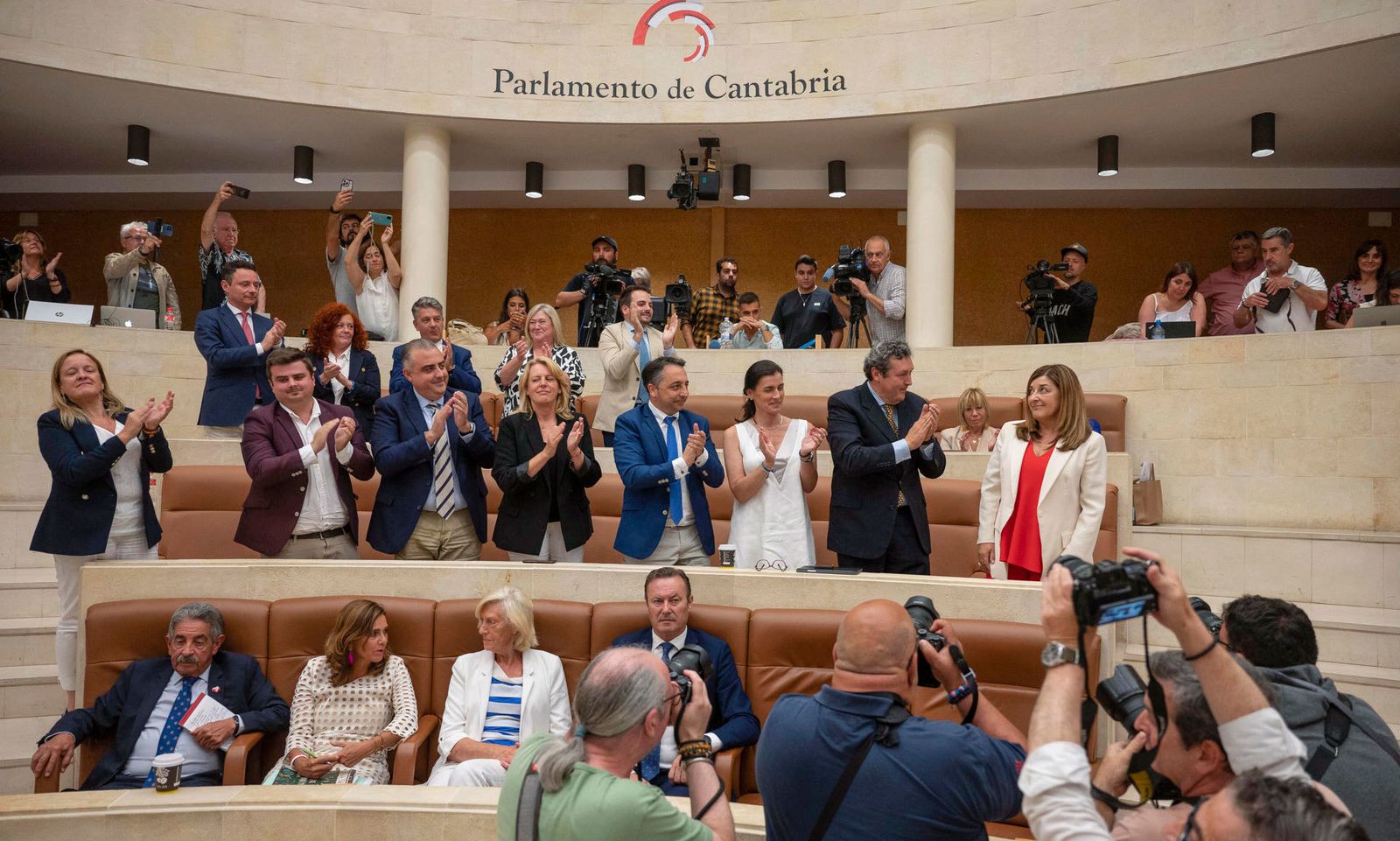 María José Sáenz de Buruaga (PP), investida como primera presidenta de Cantabria con la abstención del PRC