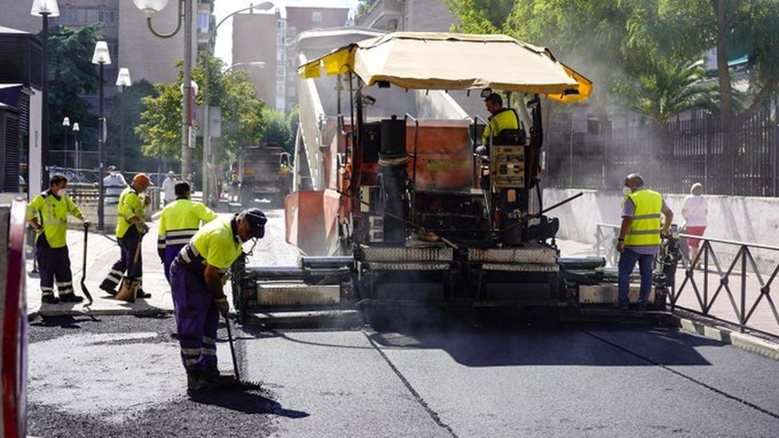 Labores de asfaltado en una calle de Móstoles