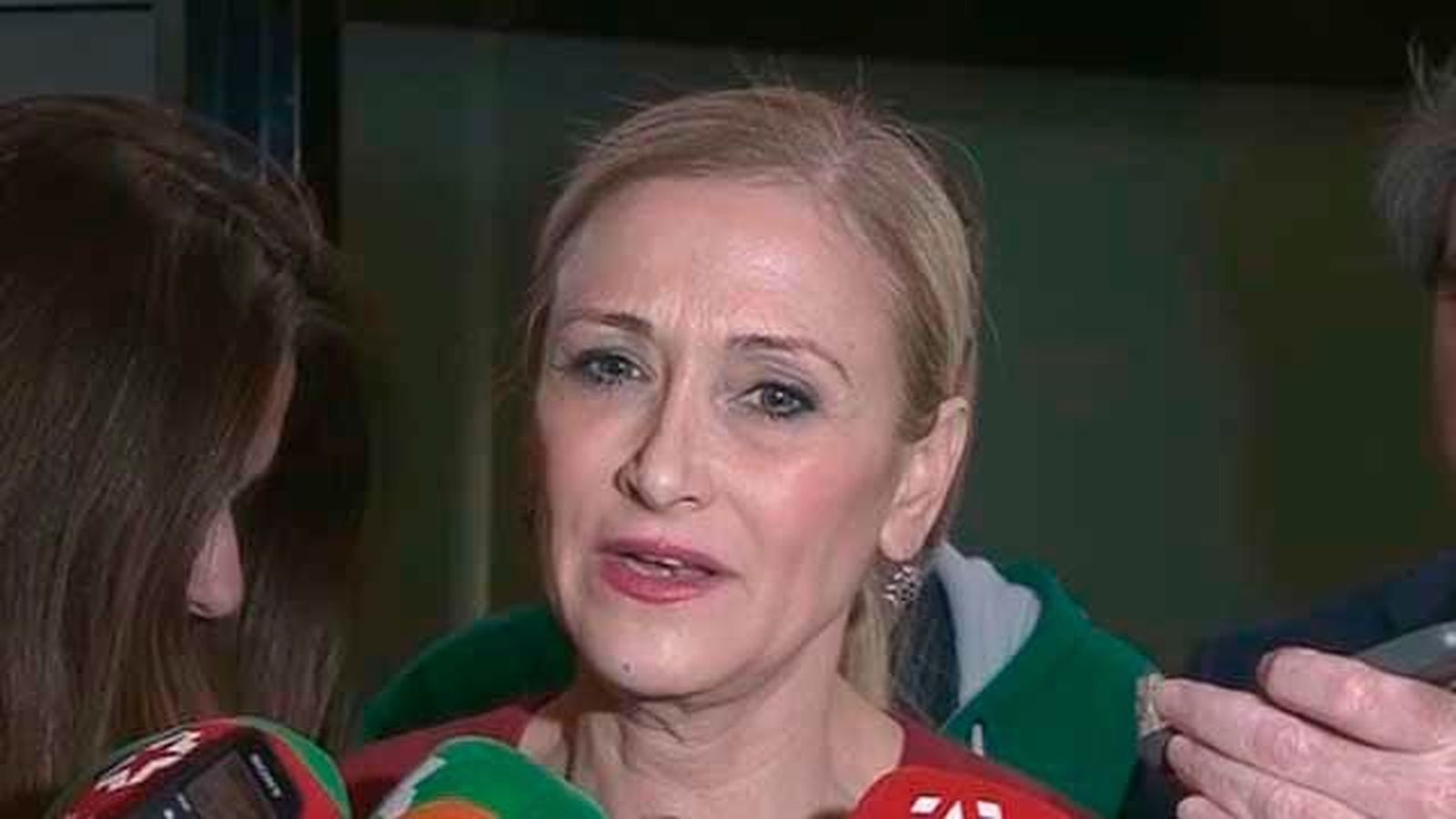 Cifuentes califica de "buena noticia" que la URJC lleve a Fiscalía su máster y no se plantea dimitir