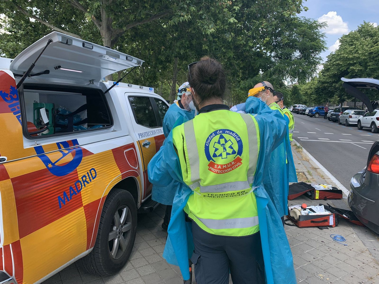 Cuatro heridos al impactar su coche contra otros tres vehículos aparcados