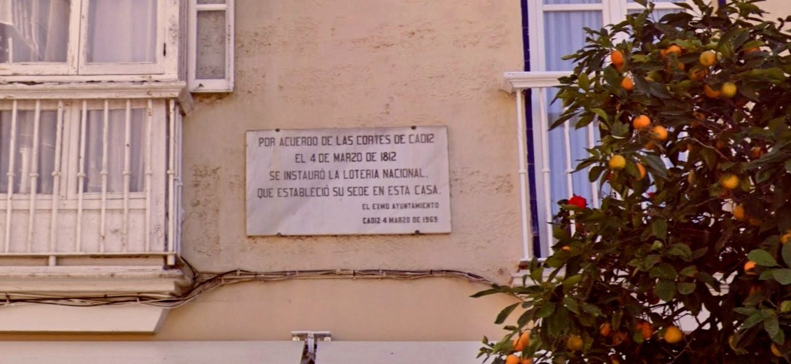 Placa en la Plaza de San Antonio de Cádiz recordando la creación de la Lotería Nacional