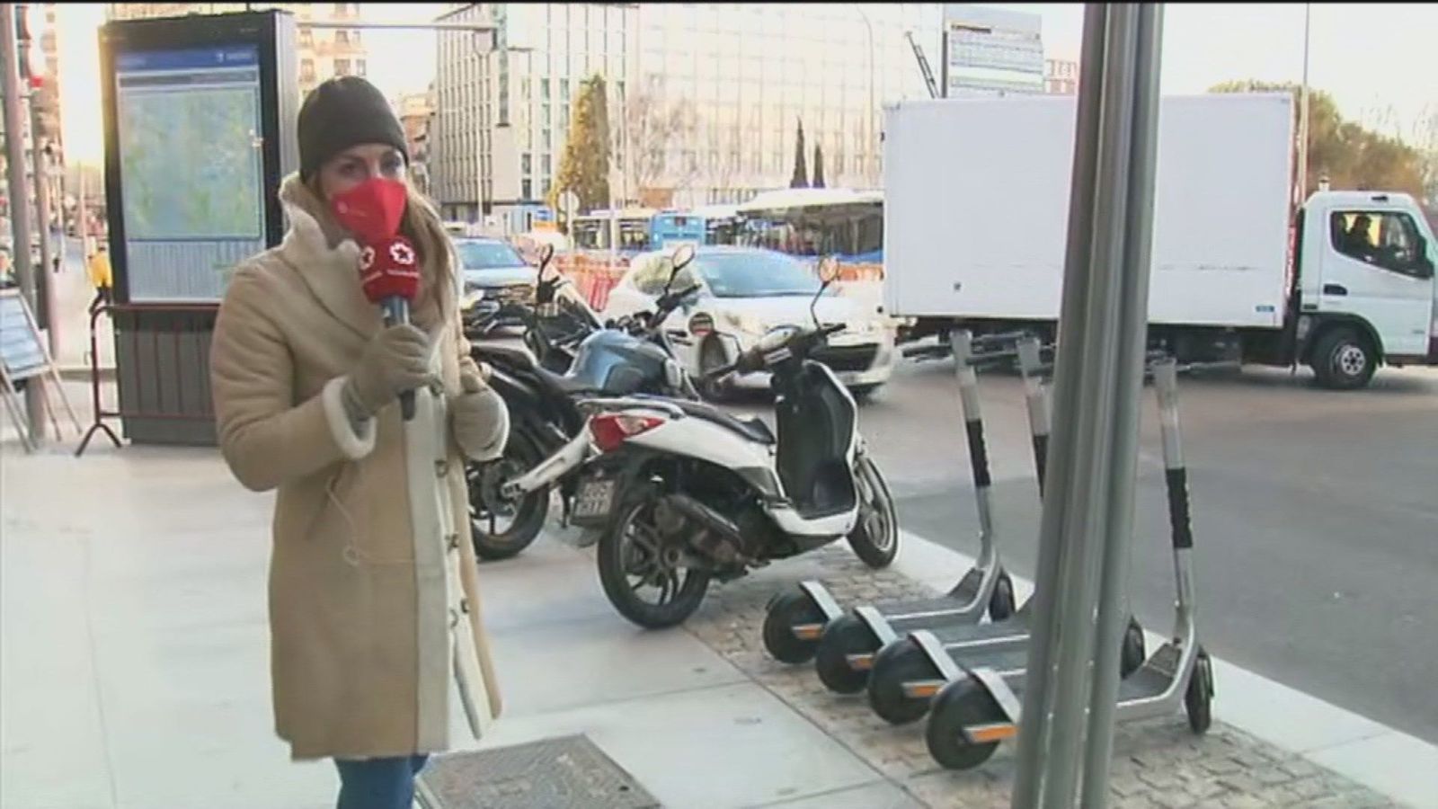 Los controladores del SER podrán multar a motos, bicicletas y patinetes mal aparcadas desde este lunes