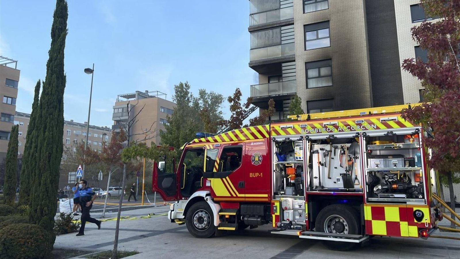 Llegada de los primeros equipos de auxilio a la calle Oslo de Alcorcón, 6 de octubre de 2022