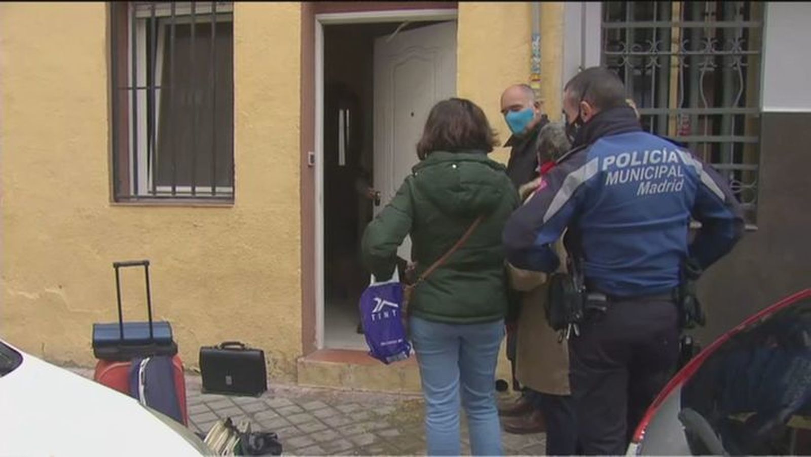 Los dueños de un piso y la Policía Municipal en el momento de ejecutar el desahucio