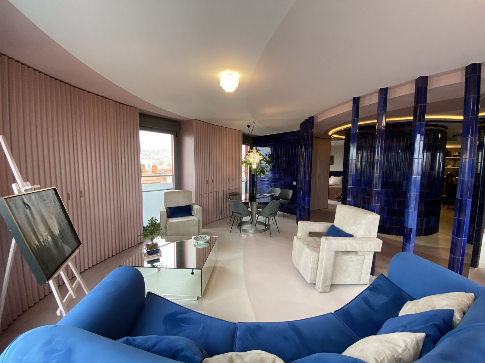 Los dos colores dominantes son el azul y el rosa. Este es el salón, que tiene salida a una terraza.
