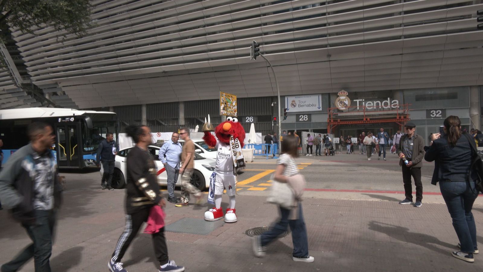 Mercado negro de camisetas en los alrededores del Bernabéu