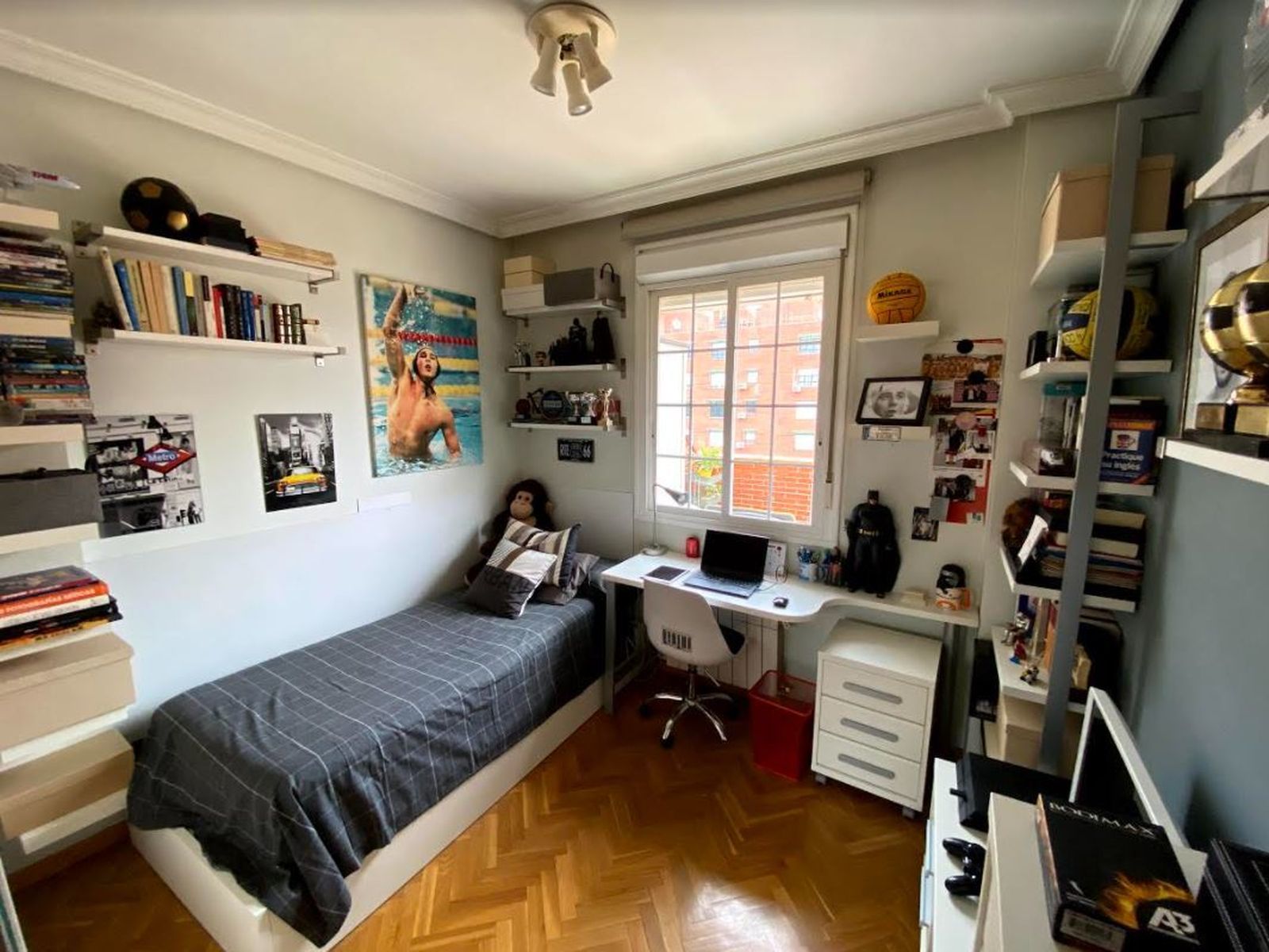Este es su habitación, y el lugar en donde guarda todos sus trofeos (y son unos cuantos).