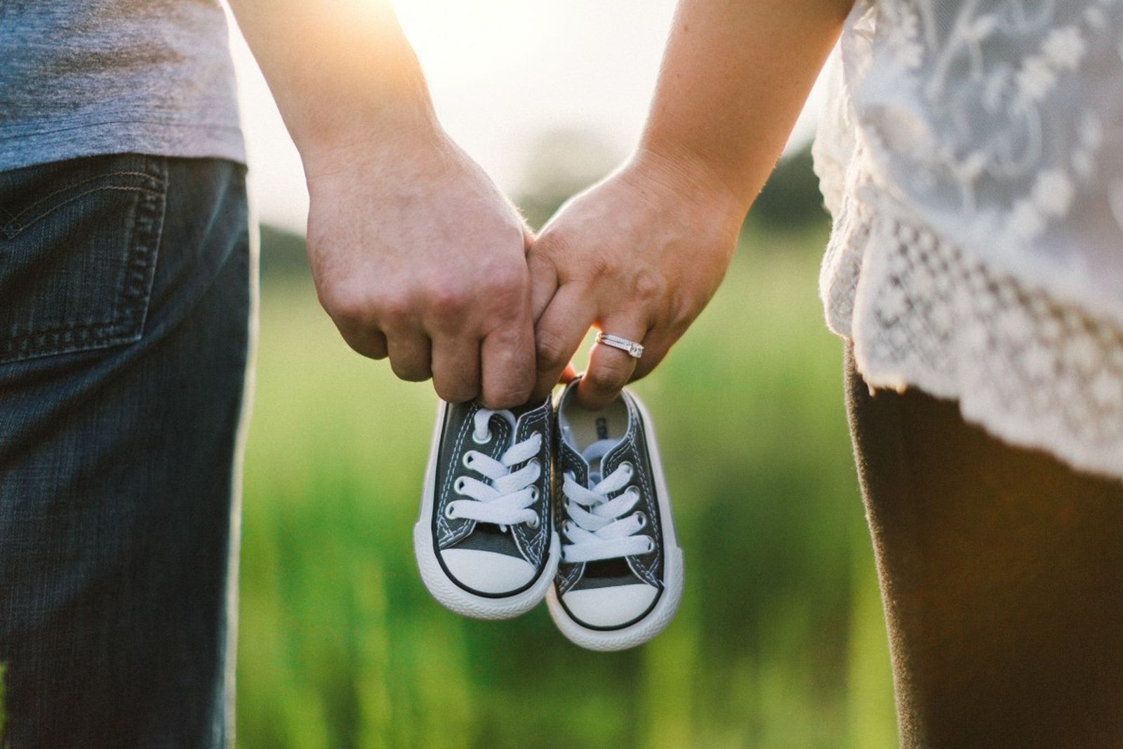 Una pareja sostiene unos zapatos de bebé