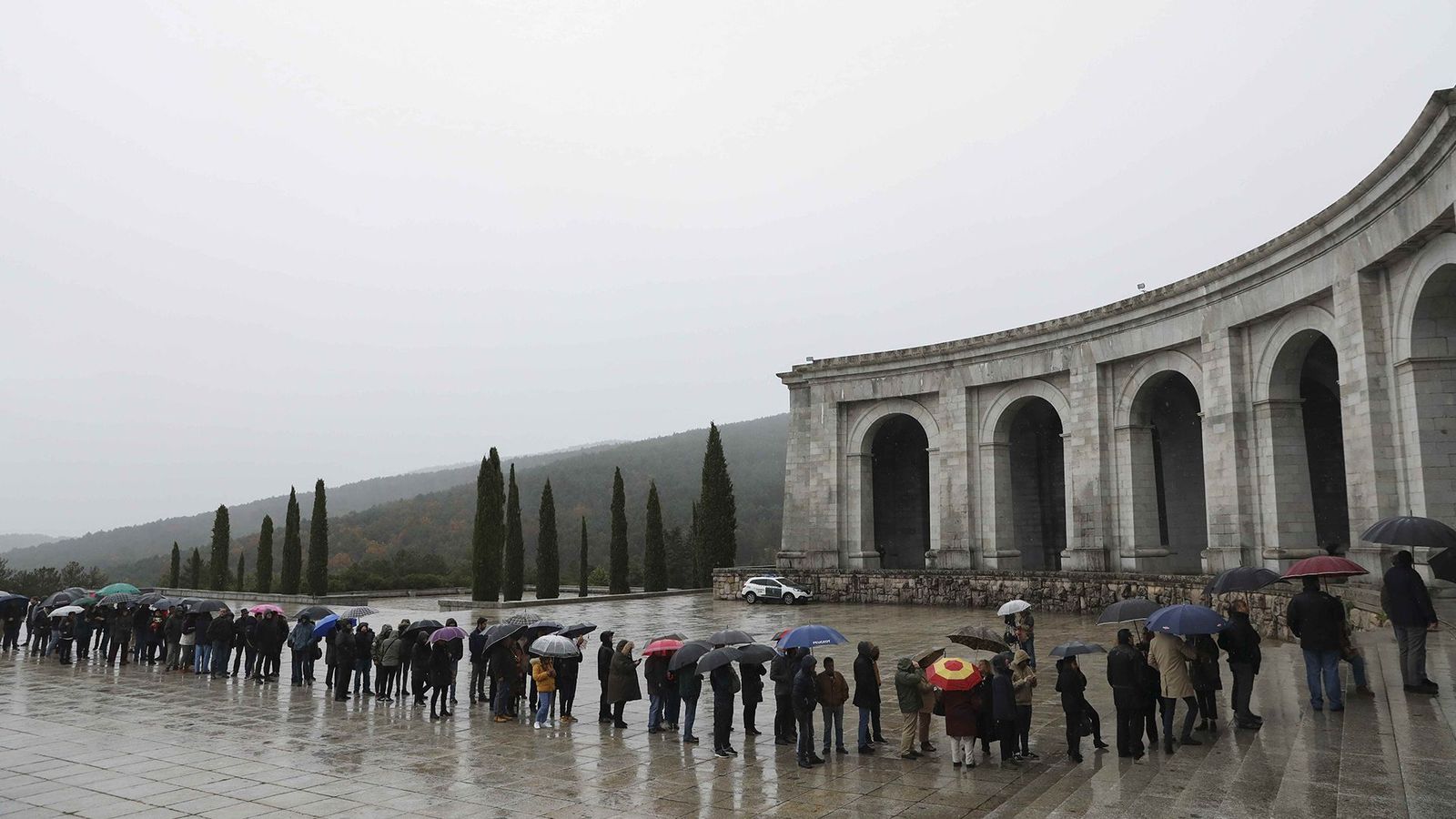 Cientos de personas acuden a la misa en memoria de Franco en el Valle de los Caídos