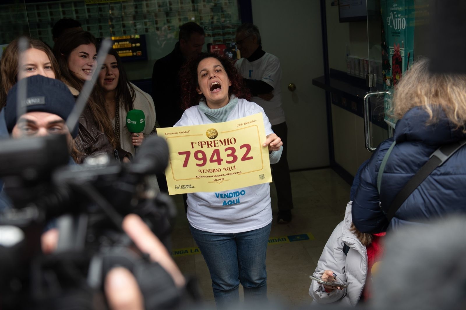 Empleada de la administración situada en la calle Ricardo Ortiz, 8 celebra que han vendido parte del número 79432 correspondiente al ‘Gordo’ del Sorteo Extraordinario de la Lotería de Navidad 2025