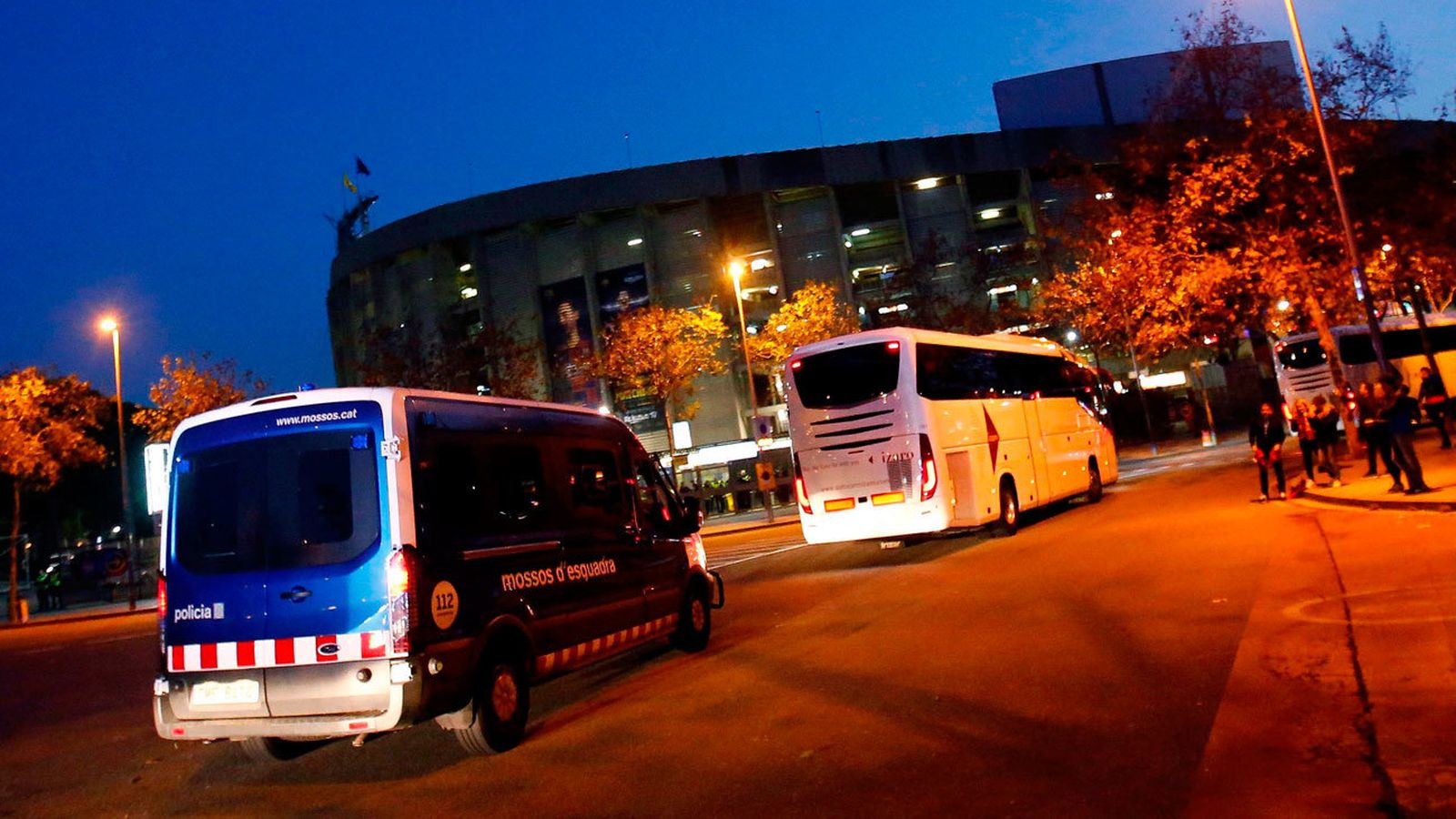 Llegada de los autocares del FC Barcelona y Real Madrid al Camp Nou antes del partido de Liga aplazado