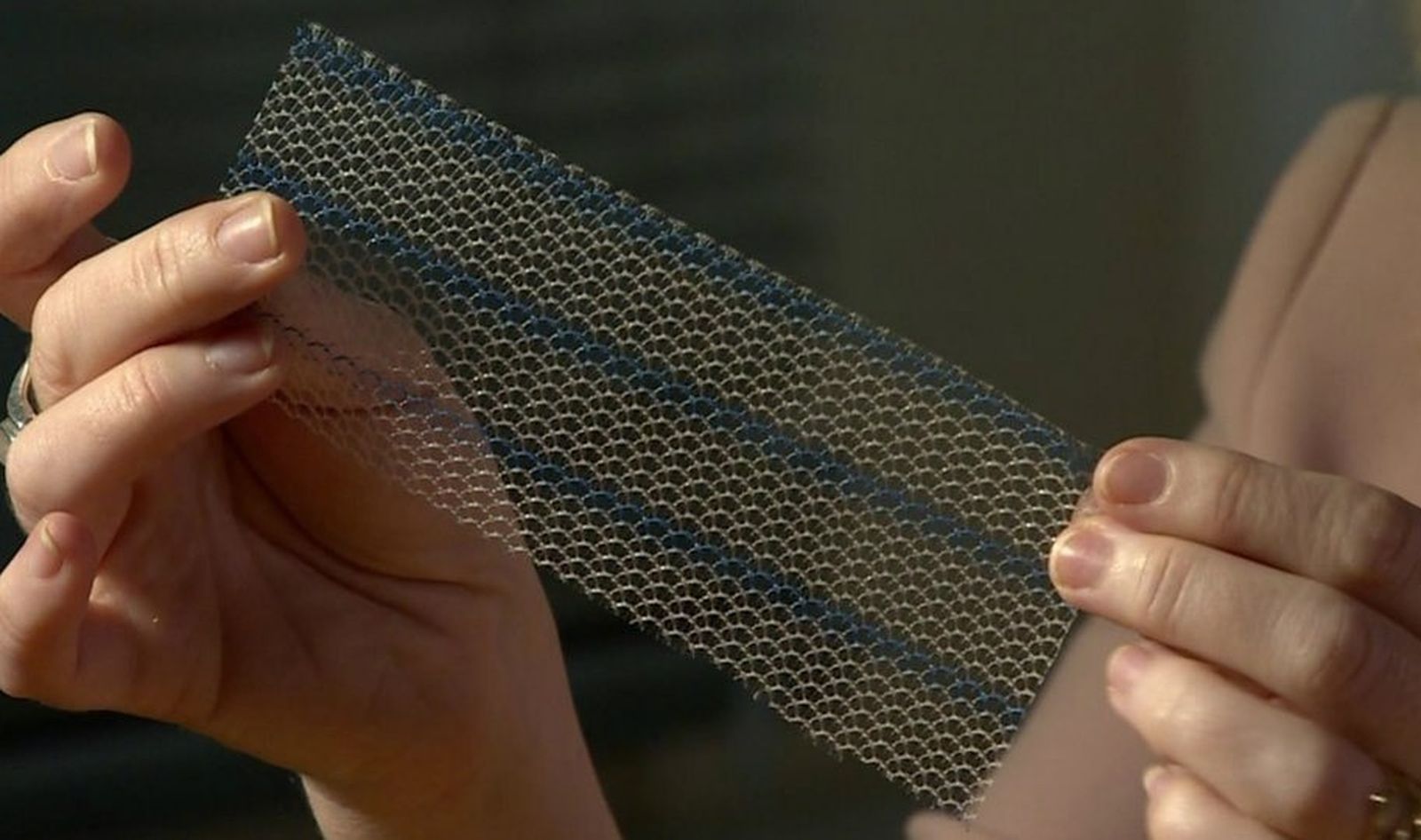 Las mallas vaginales están hechas de polipropileno, el mismo material con el que se hacen ciertos empaquetados de alimentos y tejidos. (BBC)