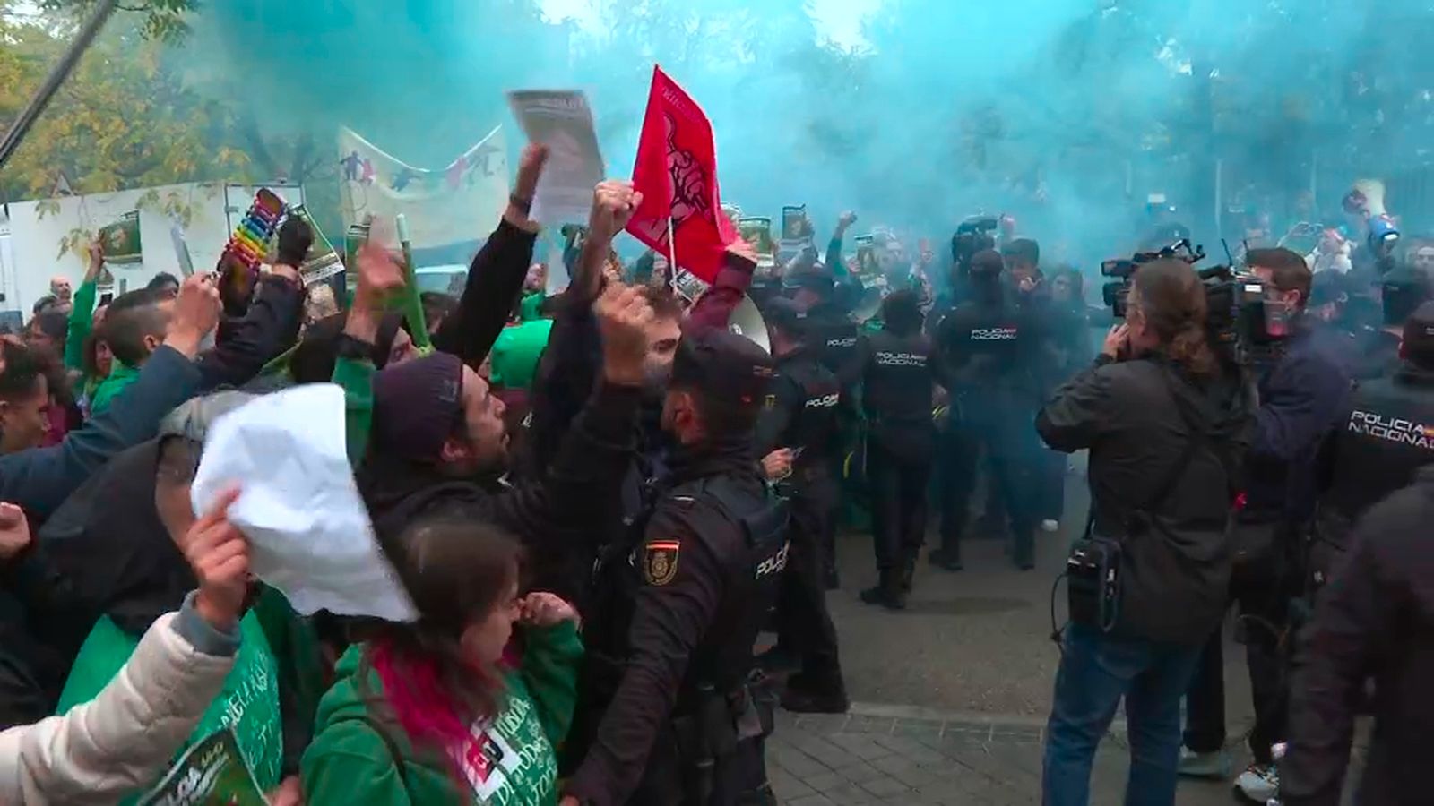 Huelguista de educación acosan a  Ayuso