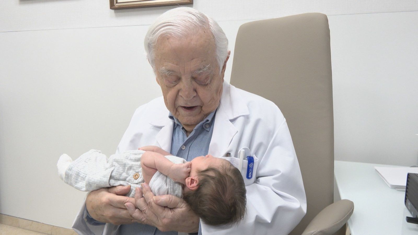 Un ginecólogo de 86 años trae al mundo a su propio bisnieto