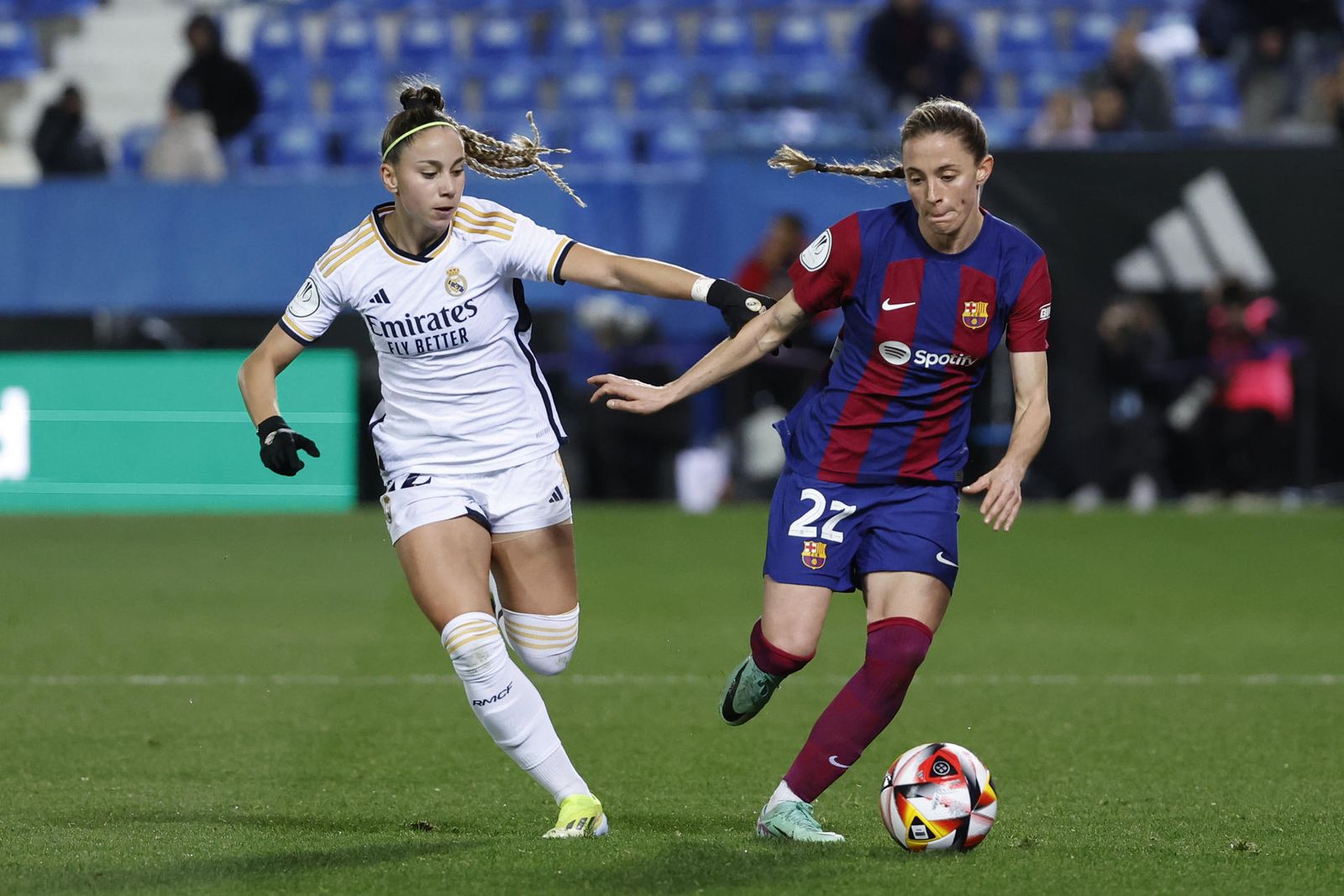 Athenea del Castillo ante el Barcelona