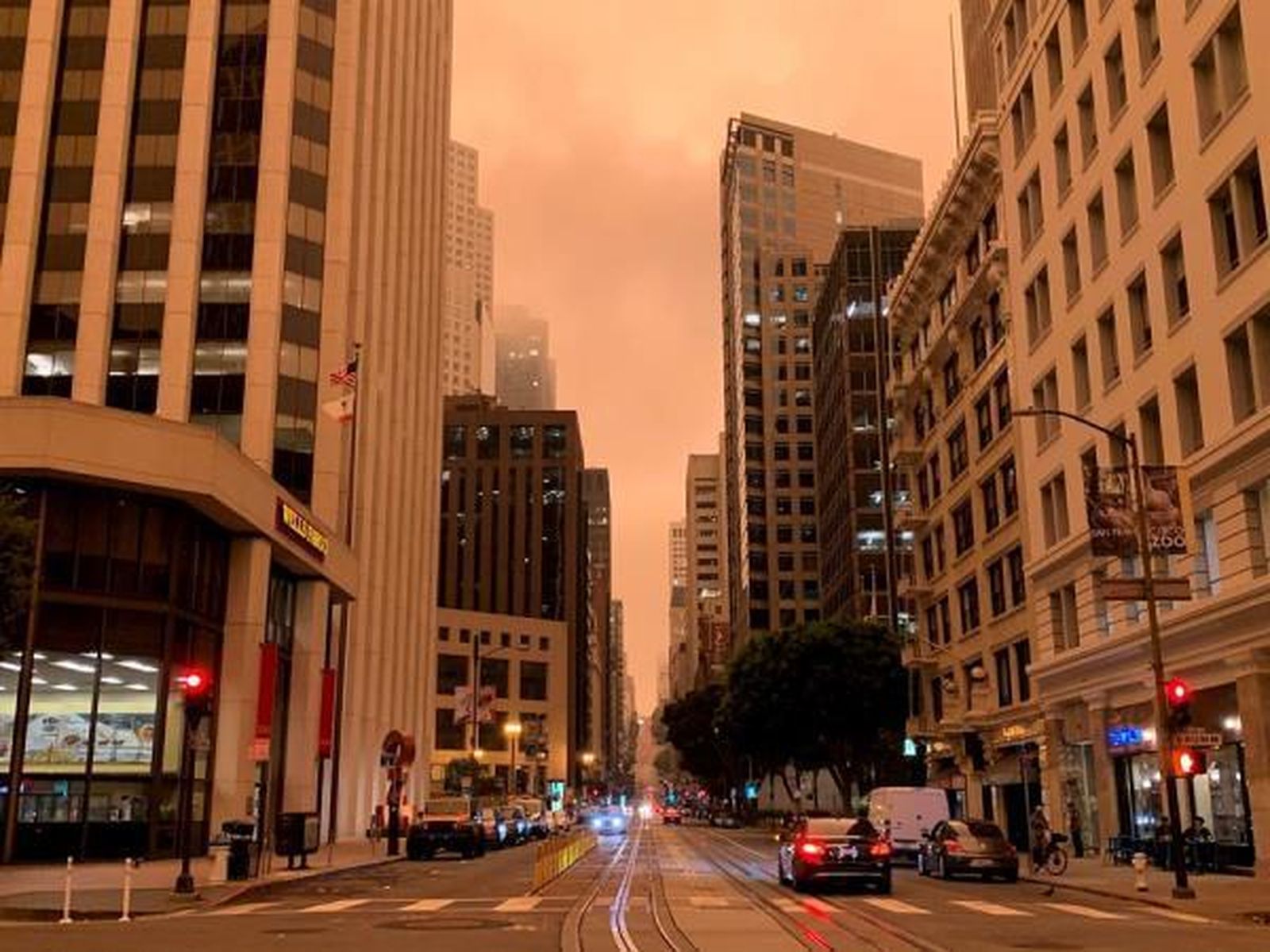 Vista del cielo anaranjado casi rojo que tiñe el ambiente hoy, en San Francisco