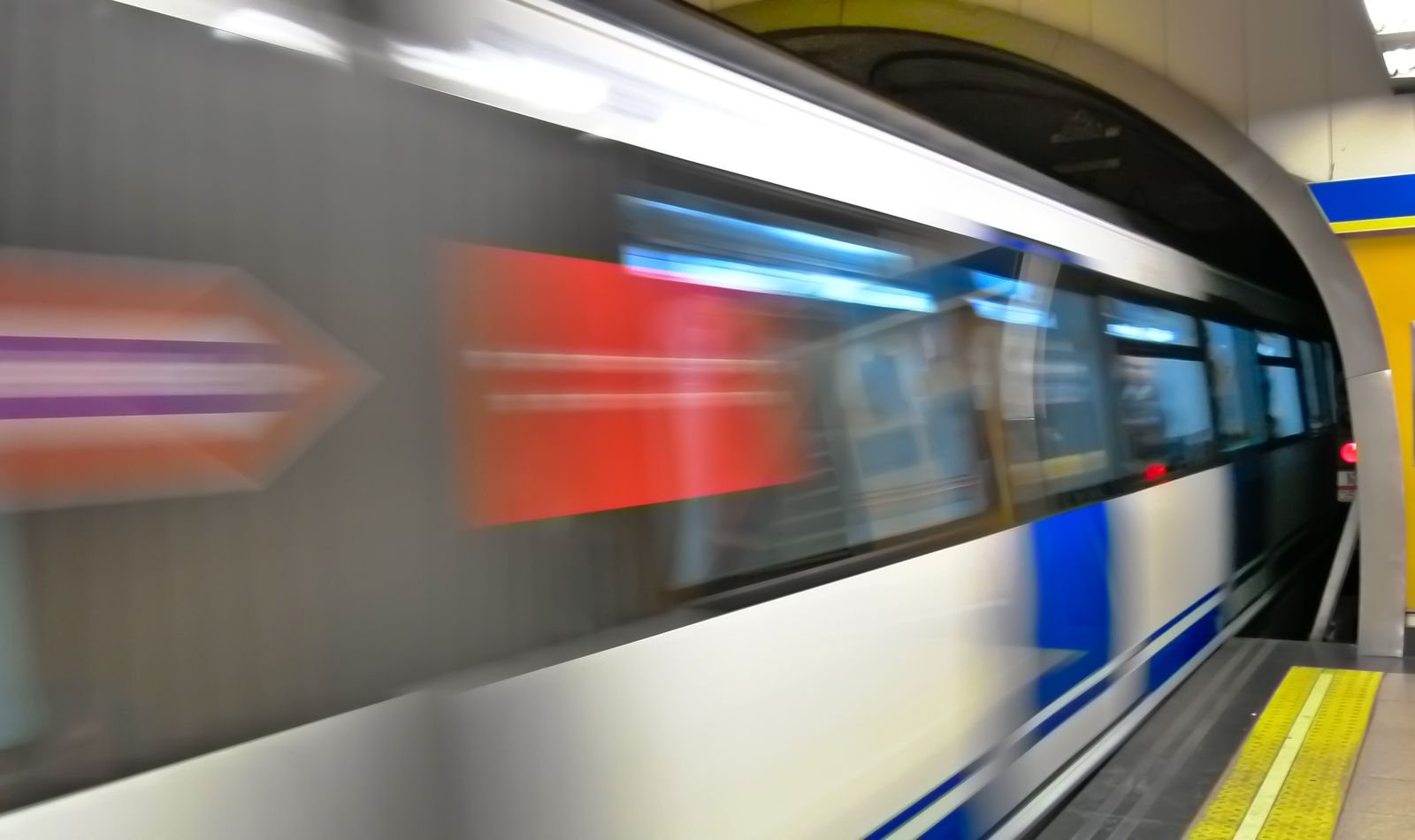 Un tren de Metro, entrando en una estación