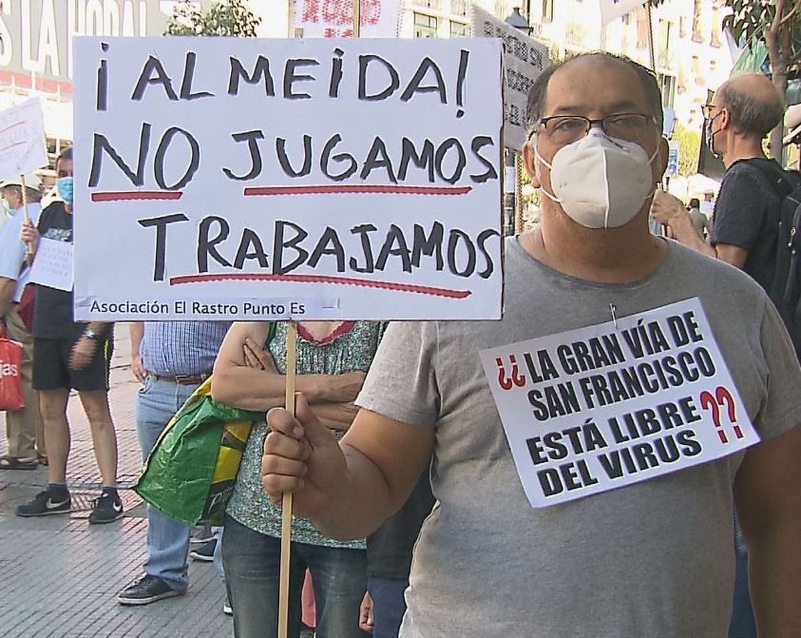 Por cuarto domingo consecutivo los comerciantes del Rastro protestan en la plaza del Cascorro
