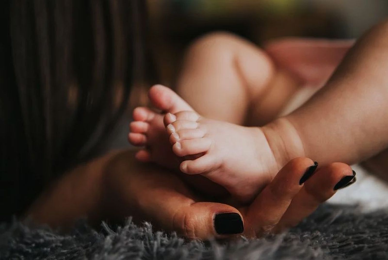 Saltarse la baja de maternidad, una decisión muy criticada