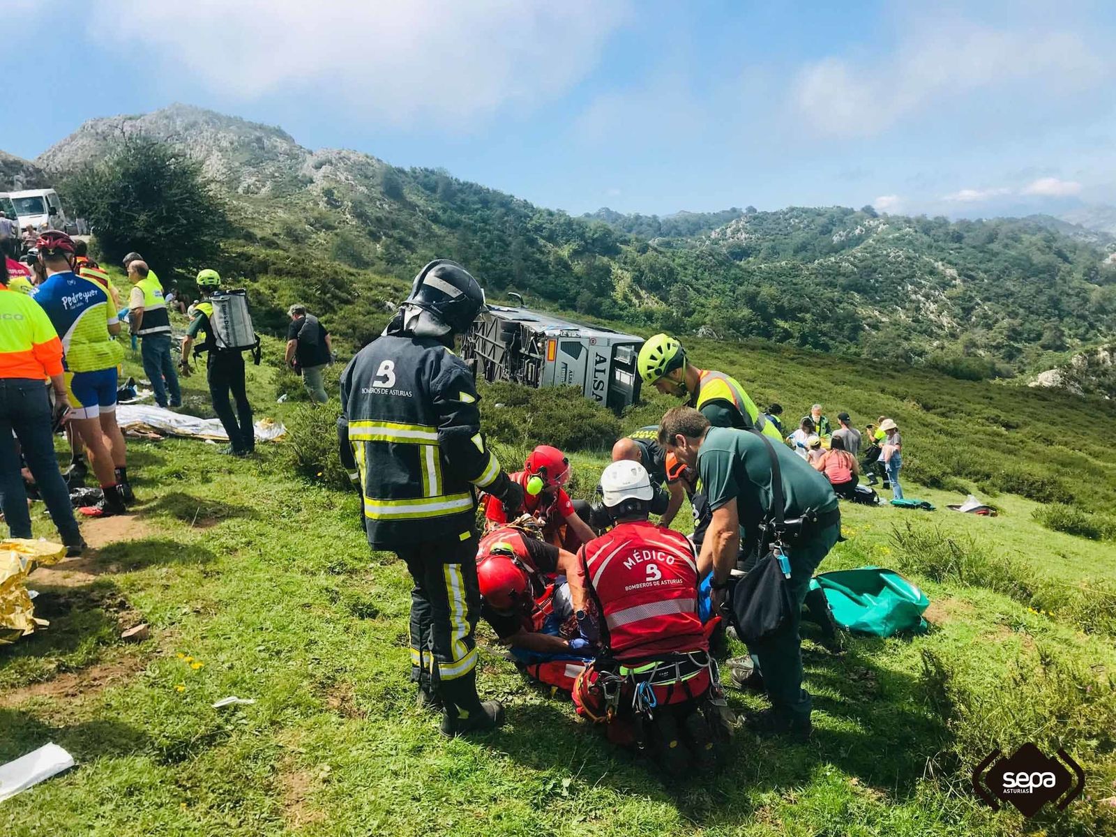 Atención a los heridos en el accidente de un autobús turístico en Lagos de Covadonga