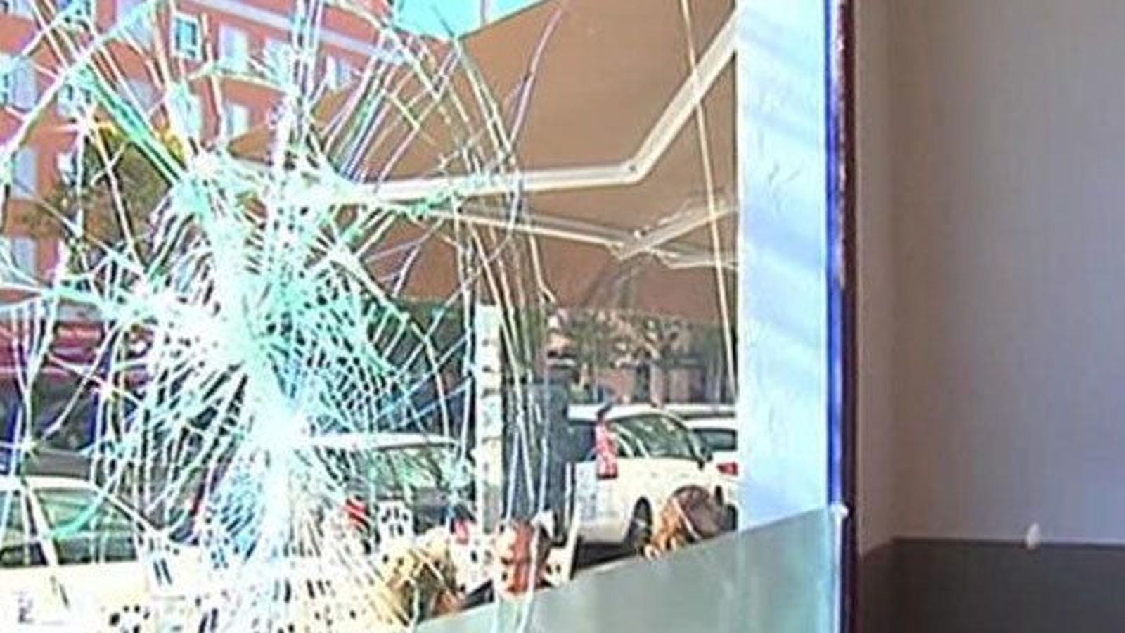 El juez deja en libertad con cargos a los tres ultras  del Sevilla detenidos por destrozos en un bar