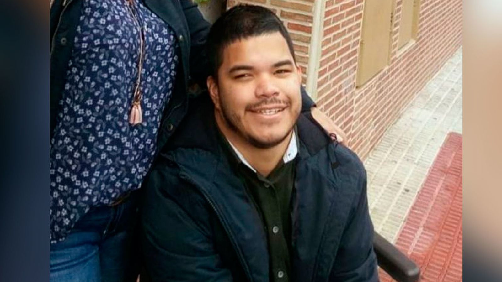 Carlos tiene 25 años, parálisis cerebral y una discapacidad motora del 90%