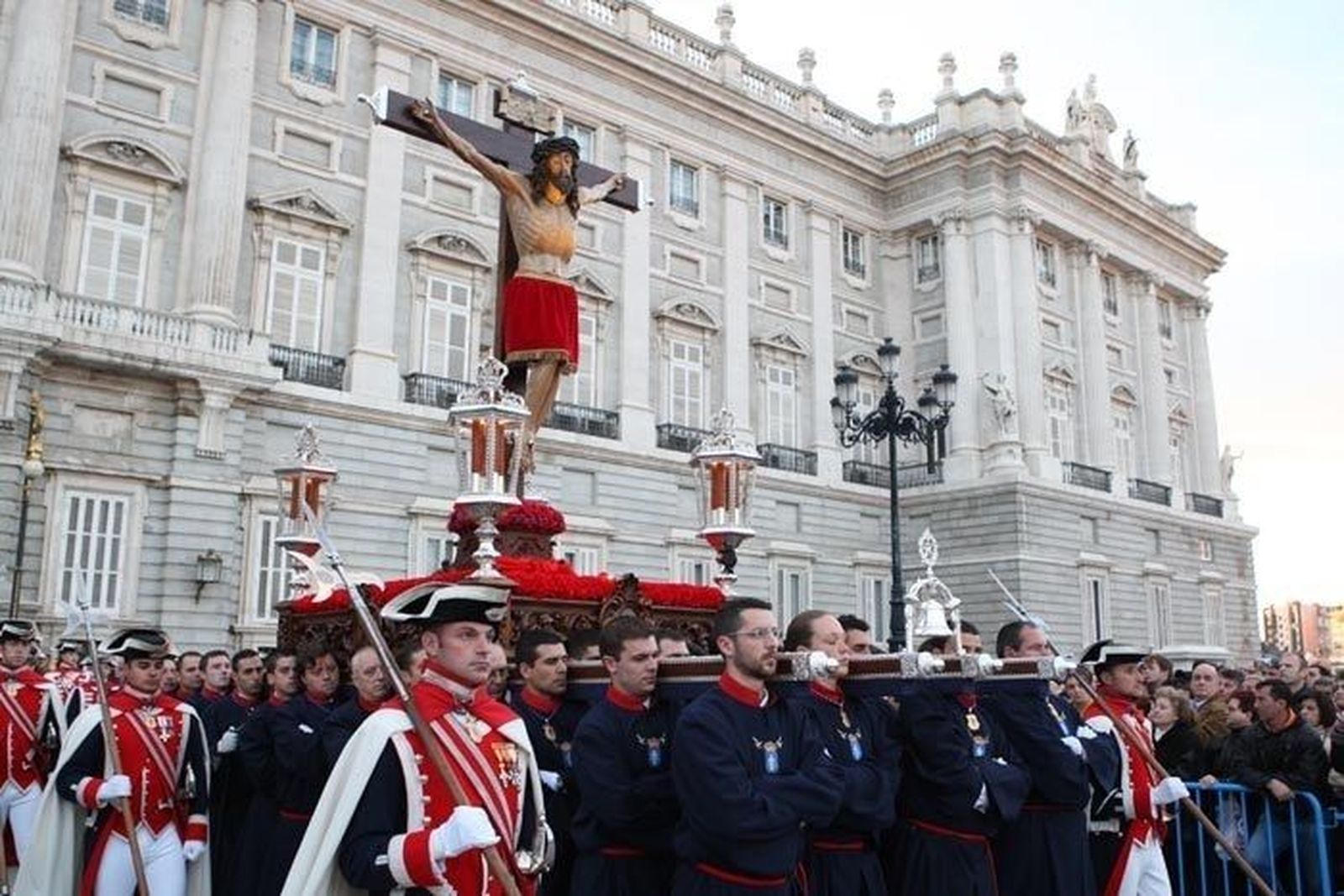 Todo listo para el traslado del Cristo de los Alabarderos hasta el Palacio Real de Madrid