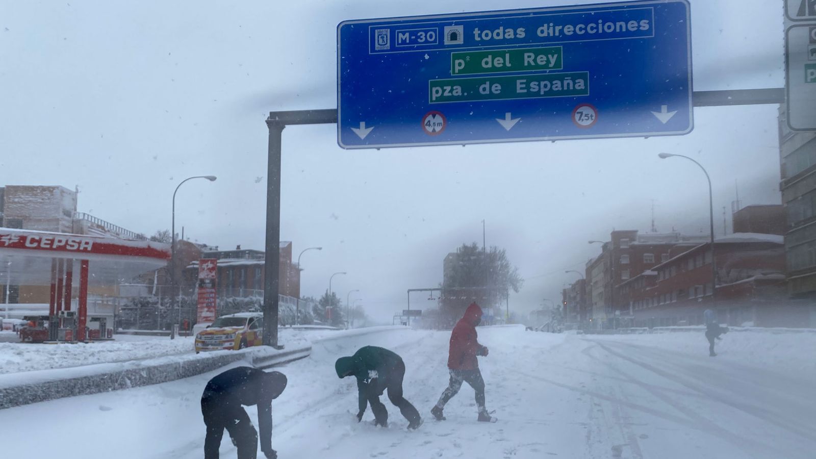 Varias personas juegan sobre la calzada del Paseo de Extremadura, justo a la entrada de los túneles de la M-30
