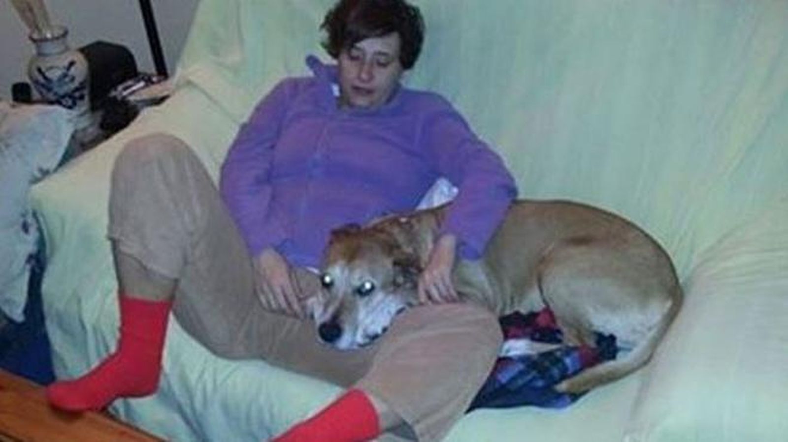 Teresa Romero con su perro Excálibur