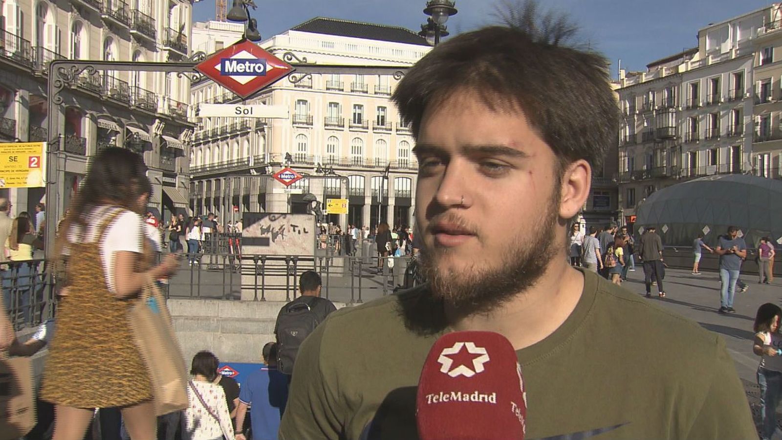 Los usuarios, aliviados por la reapertura de la estación de Sol en la línea 2 de Metro
