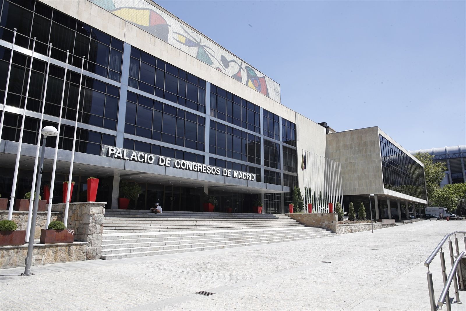 Imagen del exterior del Palacio de Congresos de Madrid situado en el número 99 del Paseo de la Castellana