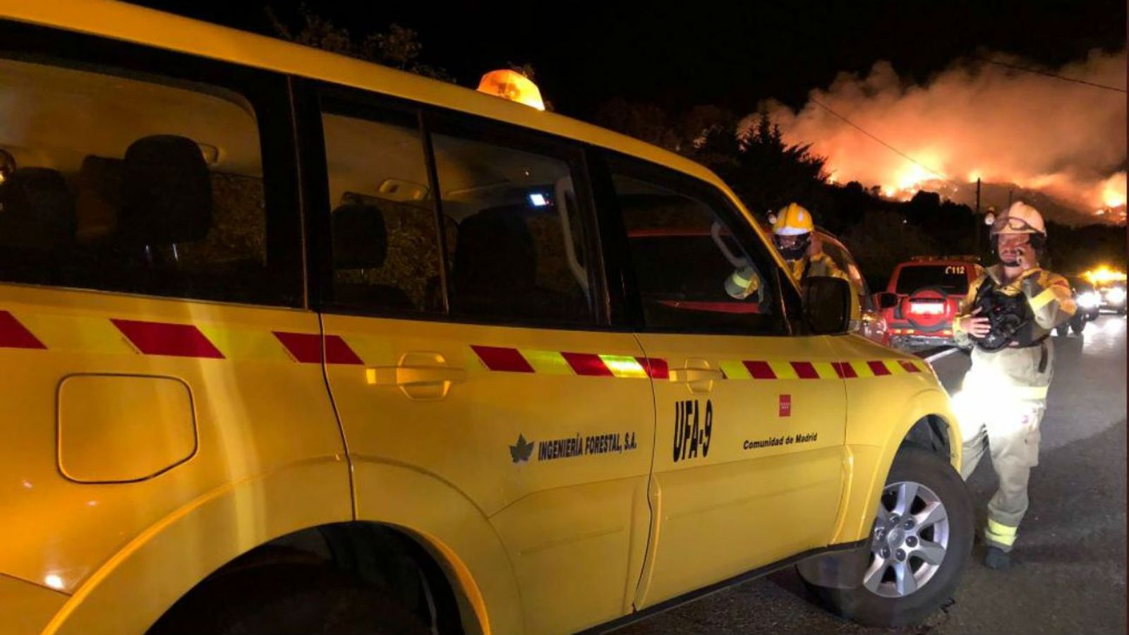 El incendio en El Berrueco permanece activo y se reabre la M-127