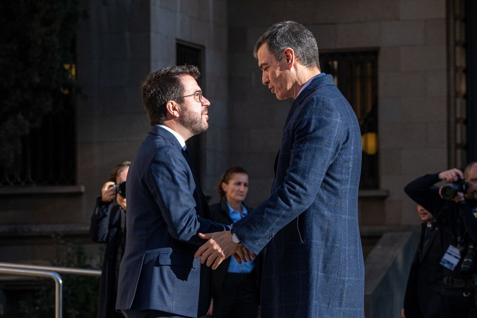 Pedro Sánchez saluda a Pere Aragonès