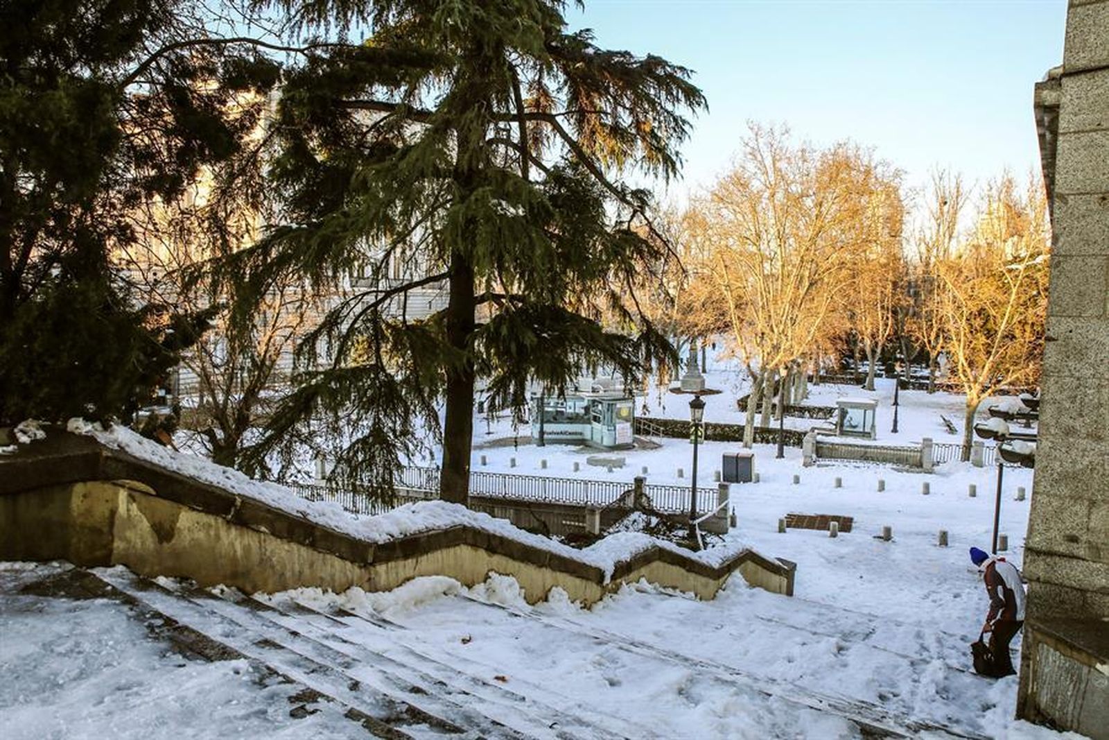 Gran cantidad de nieve en unas escaleras en el centro de Madrid