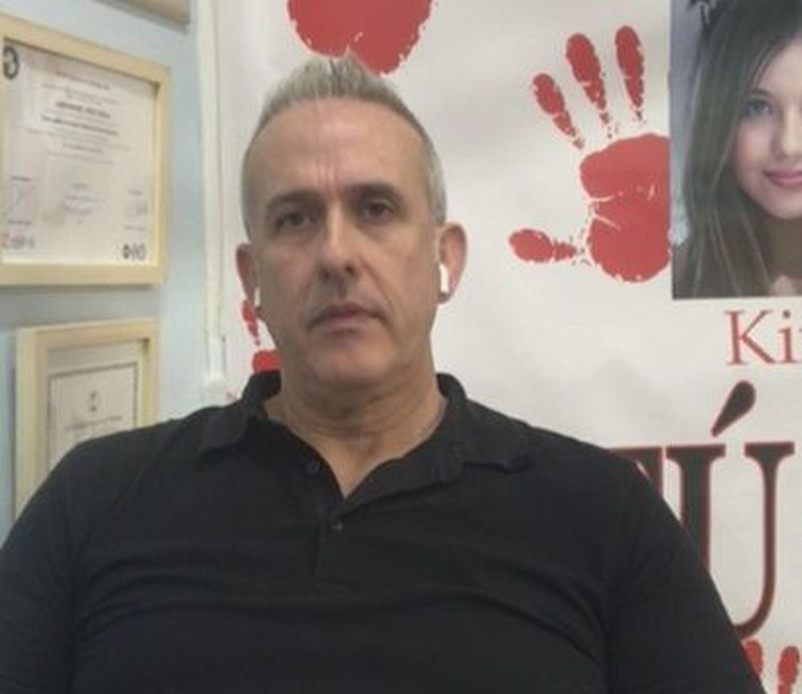El padre de Kira, la joven que se suicidó, recoge firmas por un protocolo nacional contra el bullying