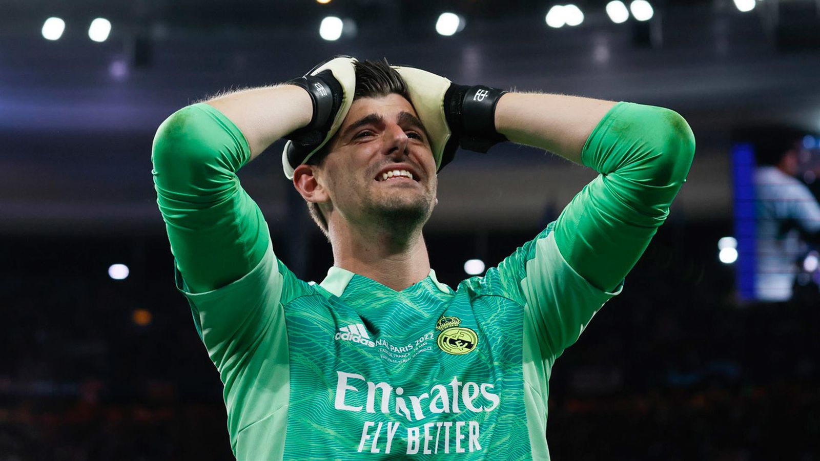 El guardameta belga del Real Madrid, Thibaut Courtois, celebra su victoria en la final de la Liga de Campeones tras derrotar por 1-0 al Liverpool en el encuentro que han disputado este sábado en el Estadio de Francia, en Saint-Denis.